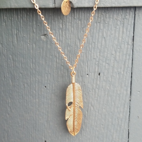 ⭐3 Layer Feather Necklace⭐ - Picture 3 of 4